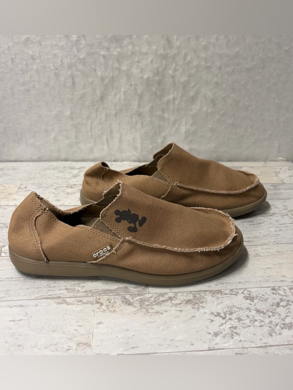 Crocs X Disney Mickey Mouse Santa Cruz SlipOn Loafer Khaki Men’s Size 9 - Picture 3 of 8